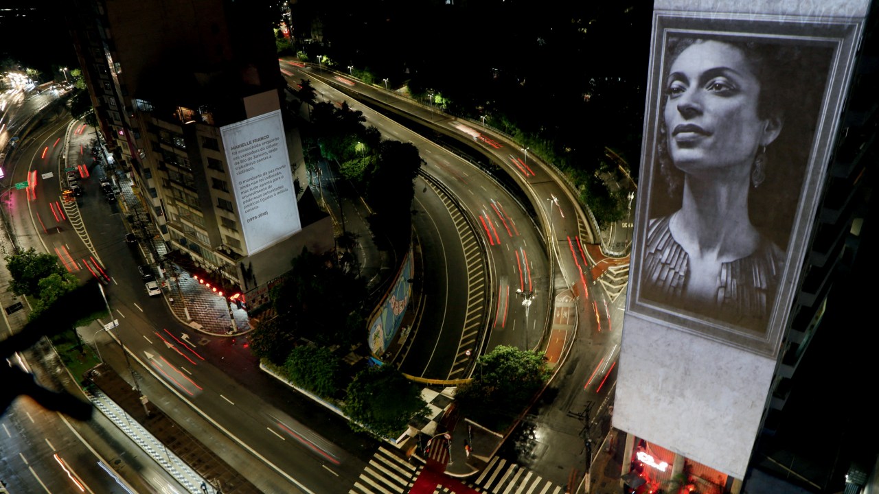 COMOÇÃO NACIONAL - Imagem da ativista de direitos humanos projetada em São Paulo: a sociedade cobra a solução do caso