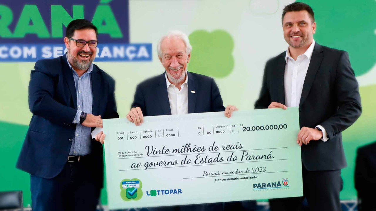 BOLADA - O vice-governador do Paraná, Darci Piana (no centro): recebimento de cheque referente às primeiras licenças