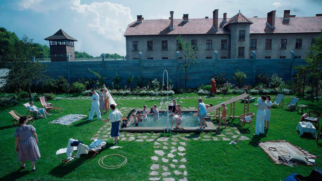 VIZINHOS - Quintal da casa da família Höss e Auschwitz do outro lado do muro: trama real