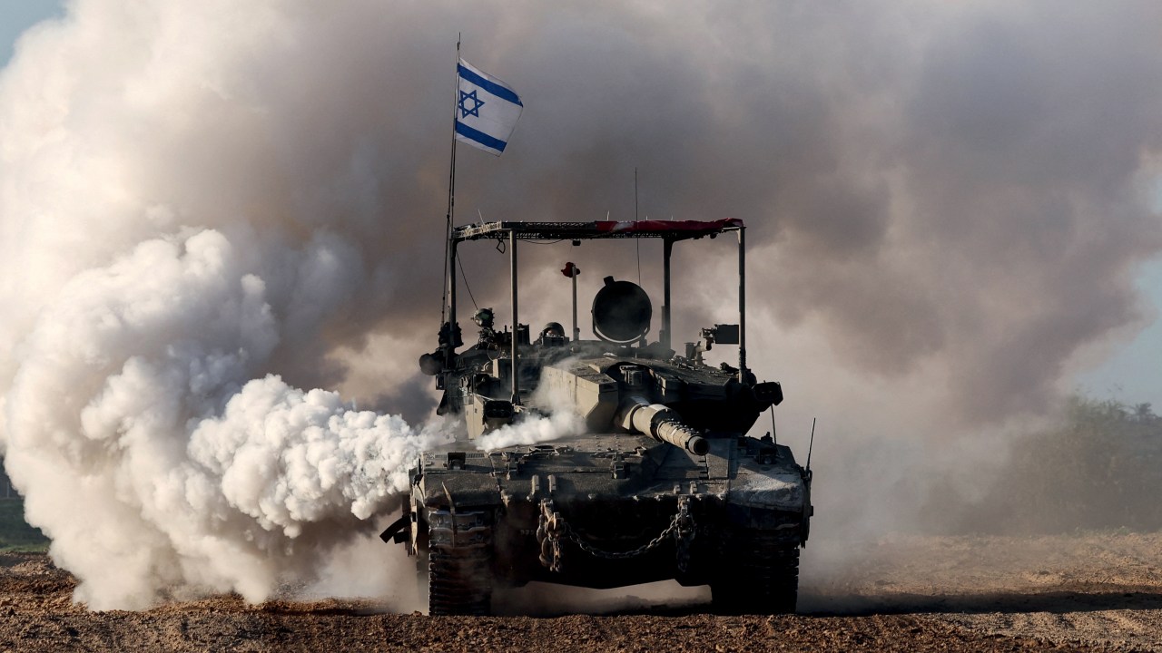 GUERRA TOTAL - Tanque israelense na Faixa de Gaza: a crise humanitária ecoa por todos os cantos