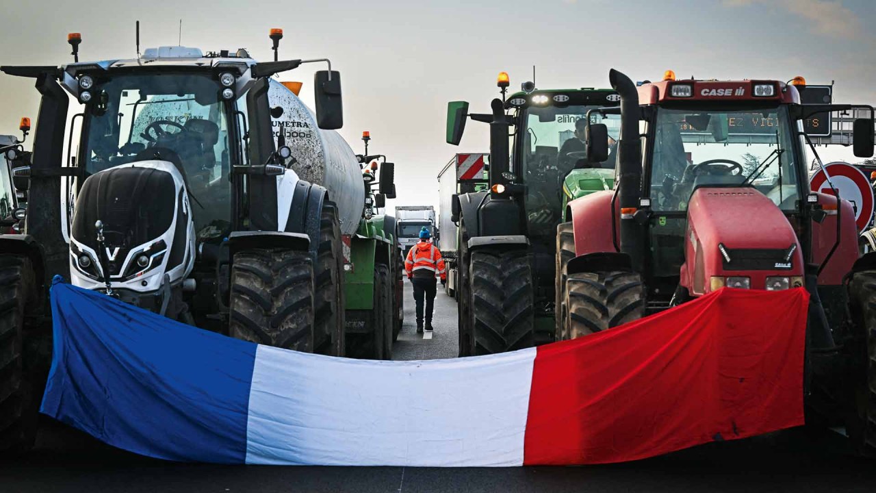 CERCO DE PARIS - Acampamento fecha a estrada: o governo prometeu atender às reivindicações