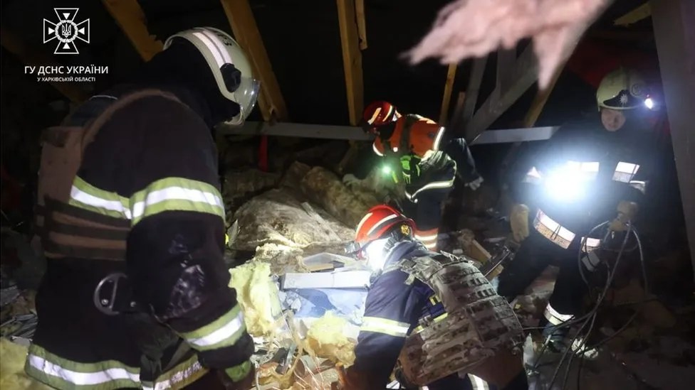 Bombeiros trabalham nos escombros do hotel em Karkhiv, na Ucrânia. 06/02/2024