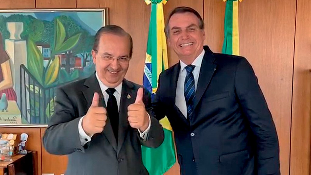 EFEITO - Mello, com Bolsonaro: municípios de SC seguiram o mau exemplo