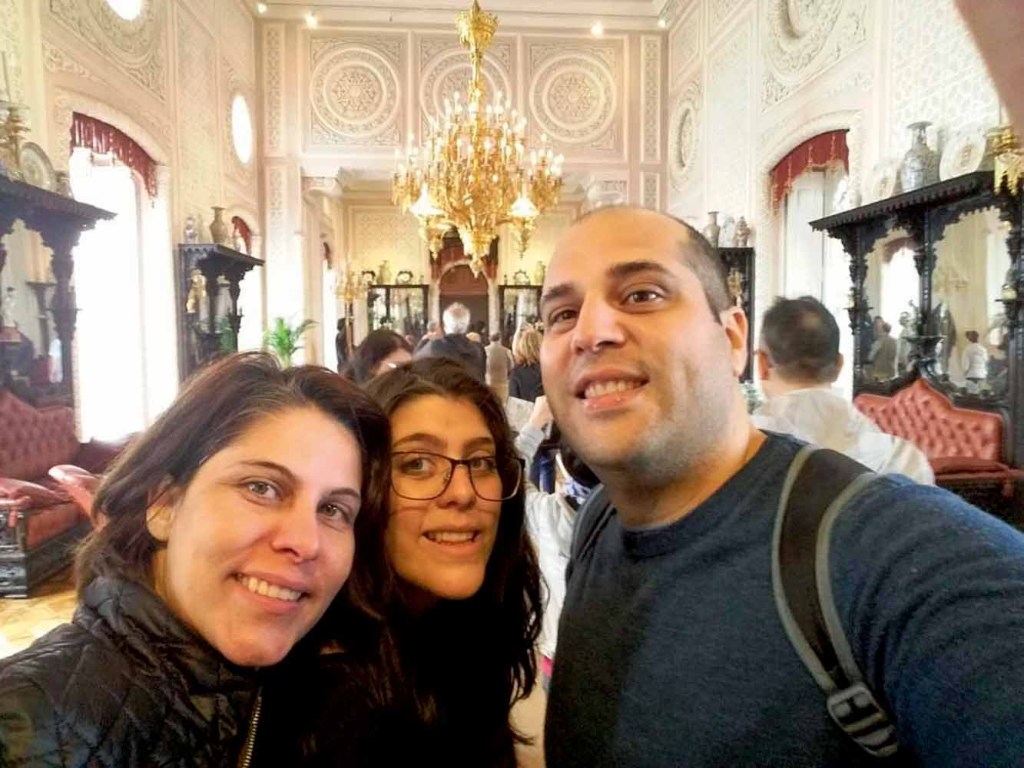 2—PERSONAGENS—PHOTO-2024-01-29-11-30-21-2.jpg LONGE DO CENTRO - Ao se mudar para Portugal, o carioca Ricardo Gomes, 43 anos, logo viu que Lisboa não caberia em seu bolso. Hoje, mora com a mulher, Elaine, e a filha Eva nas cercanias. “Foi dureza achar casa”, diz ele