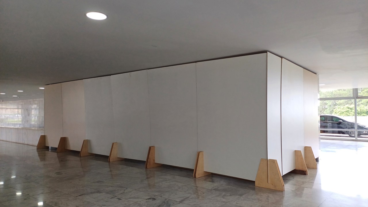 A galeria de ex-presidente da República, no térreo do Palácio do Planalto, está cercada por tapumes há pouco mais de seis meses