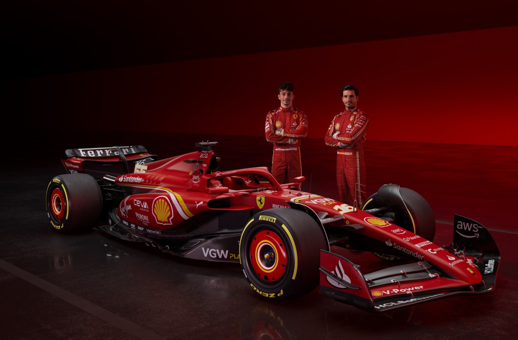 Os pilotos Charles Leclerc e Carlos Sainz com a nova Ferrari SF-24 -