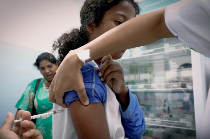 Eduarda, toma vacina contra a dengue em Itaquaquecetuba
