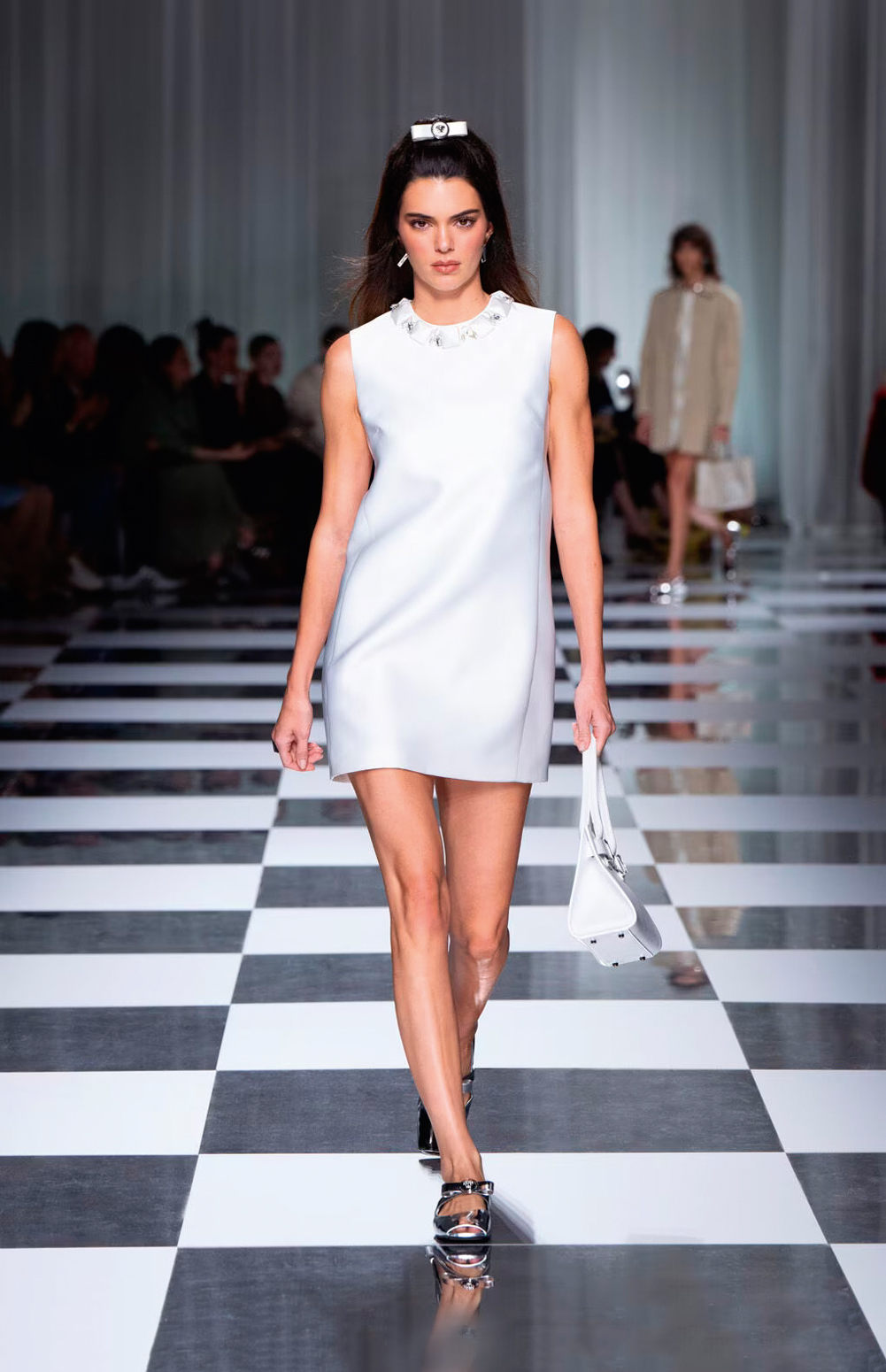 PASSARELAS - Renascença: a modelo Kendall Jenner de minivestido para a Versace