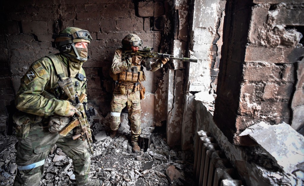 AVANÇO - Russos em Mariupol: a fonte de recursos do inimigo secou