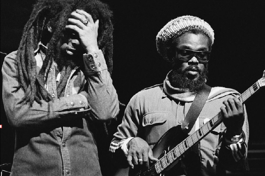 Bob Marley ao lado do baixista Aston Francis Barrett, conhecido como "Family Man", que faleceu neste sábado, 3 de fevereiro de 2024