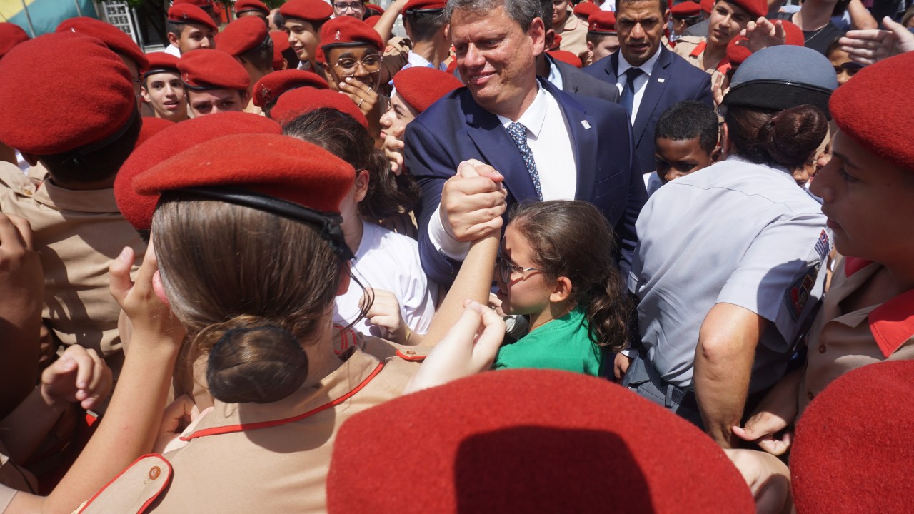 O governador de São Paulo Tarcísio de Freitas (Republicanos) com alunos de escola cívico-militar