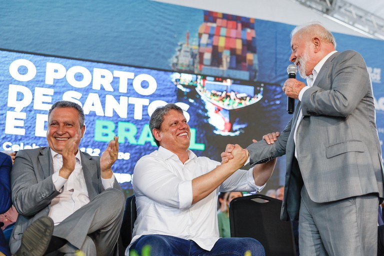 O presidente Lula e o governador de São Paulo, Tarcísio de Freitas, no anúncio da obra do túnel entre Santos e Guarujá. Foto: Ricardo Stuckert / PR