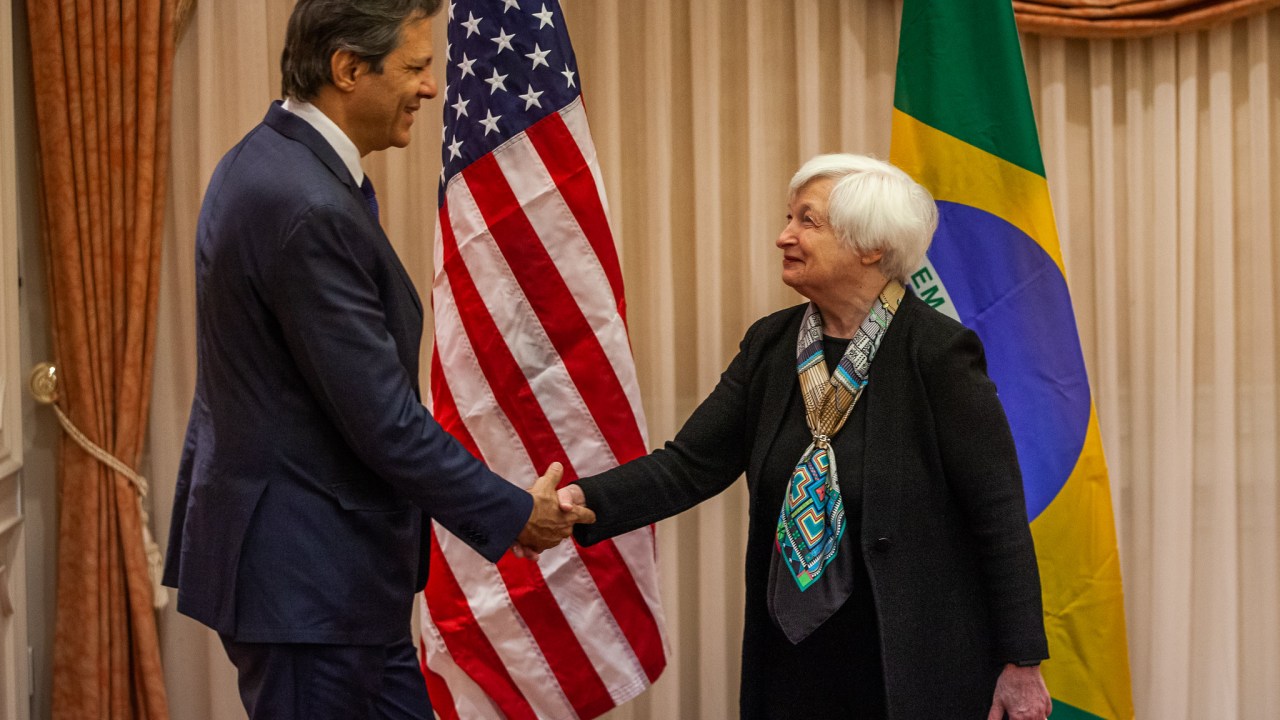 O ministro da Fazenda do Brasil, Fernando Haddad, e a secretária do Tesouro dos Estados Unidos, Janet Yellen, em reunião no Japão, no ano passado