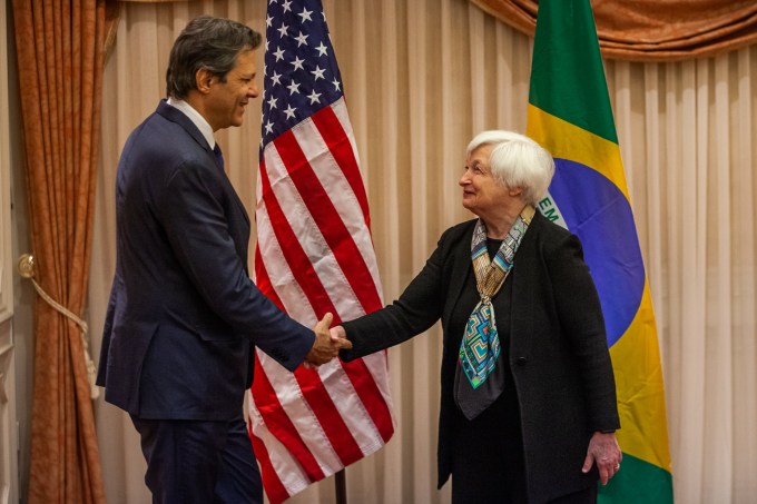O ministro da Fazenda do Brasil, Fernando Haddad, e a secretária do Tesouro dos Estados Unidos, Janet Yellen, em reunião no Japão, no ano passado