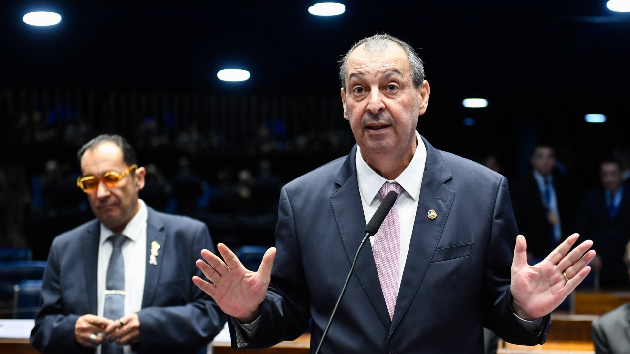O presidente da CPI da Braskem, Omar Aziz (à dir.); ao fundo, o vice-presidente da comissão, Jorge Kajuru