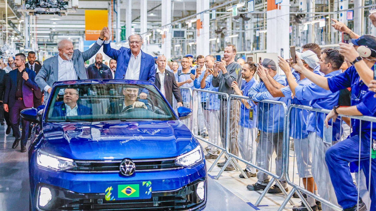 O presidente Luiz Inácio Lula da Silva e o vice-presidente Geraldo Alckmin, durante visita à linha de produção da Volkswagen, em São Bernardo do Campo (SP), no dia 2 de fevereiro
