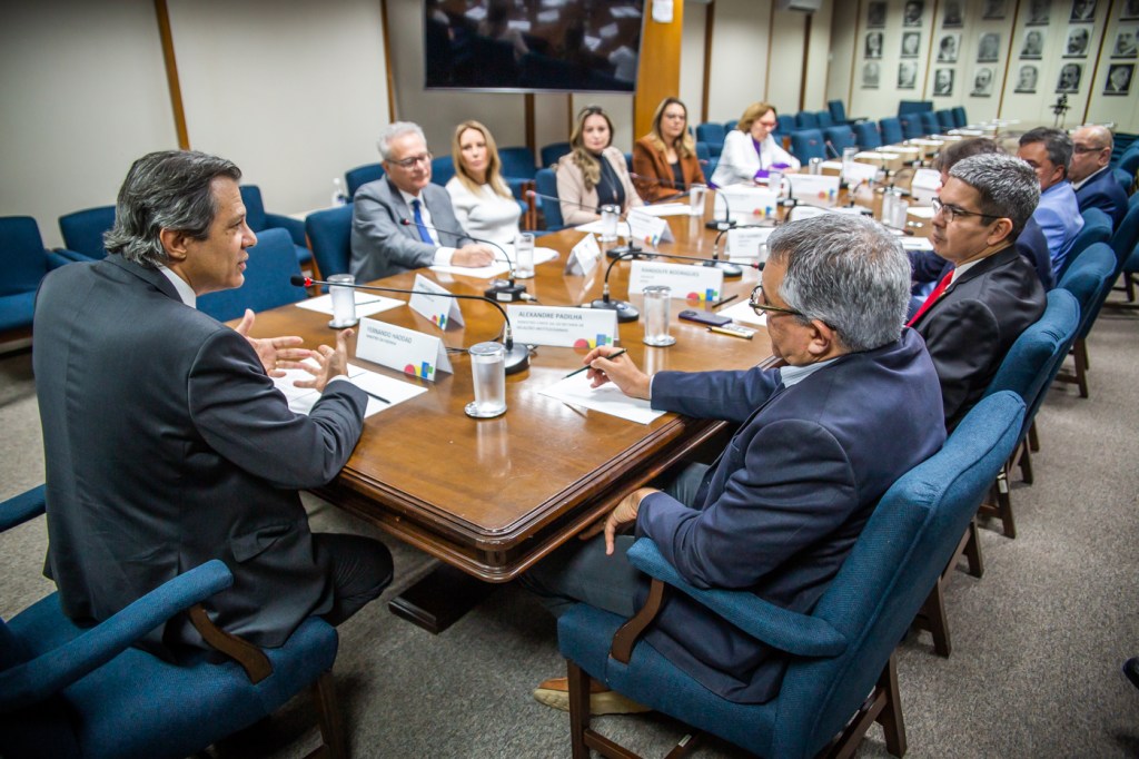 Fernando Haddad e Alexandre Padilha em reunião com líderes partidários do Senado