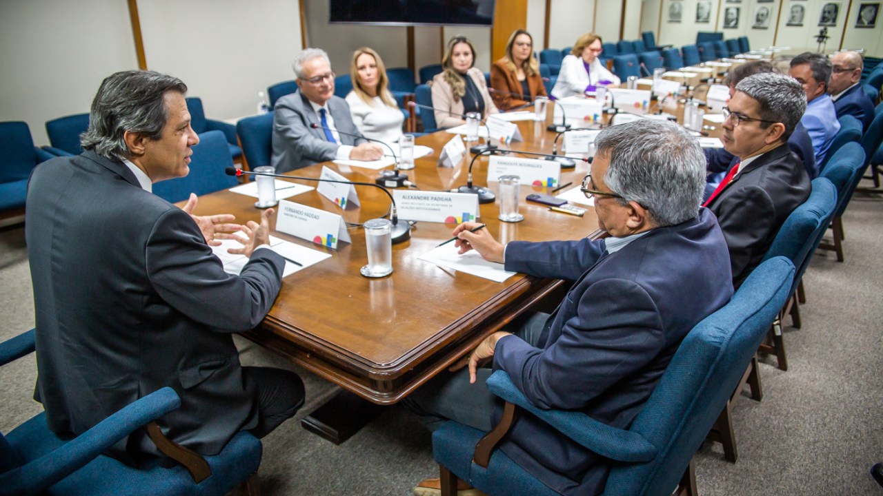 Fernando Haddad e Alexandre Padilha em reunião com líderes partidários do Senado