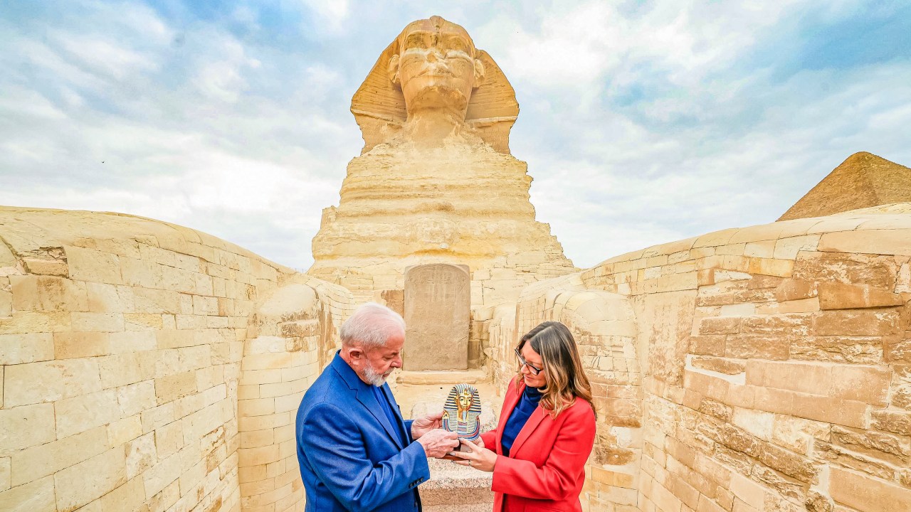 O presidente Luiz Inácio Lula da Silva e a primeira-dama Janja da Silva visitaram as Pirâmides de Gizé, no Cairo, capital do Egito, nesta quarta-feira