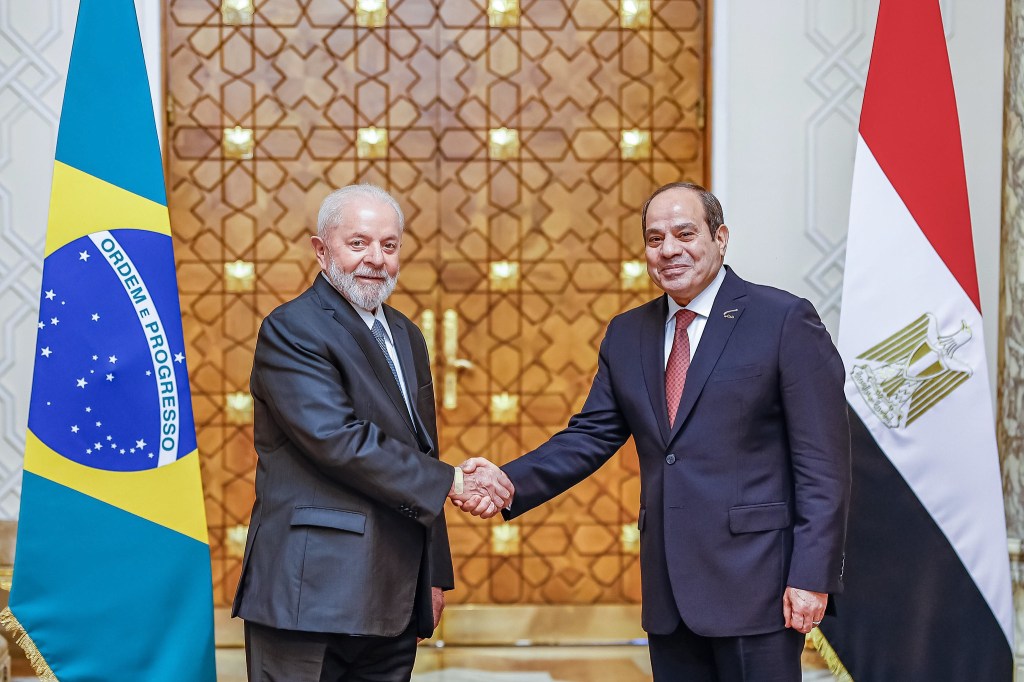 O presidente Lula em encontro com o presidente do Egito, Abdel Fatah El-Sisi