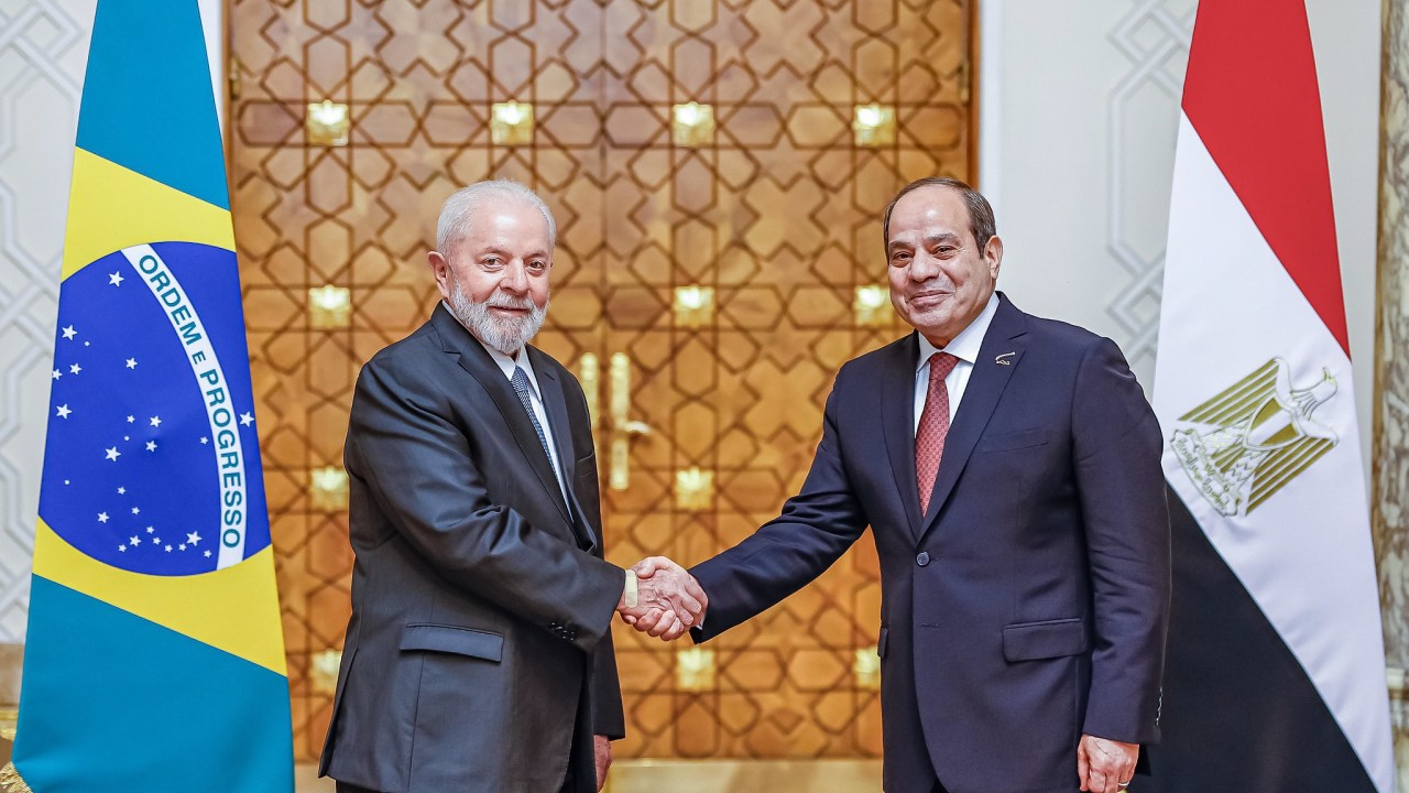O presidente Lula em encontro com o presidente do Egito, Abdel Fatah El-Sisi
