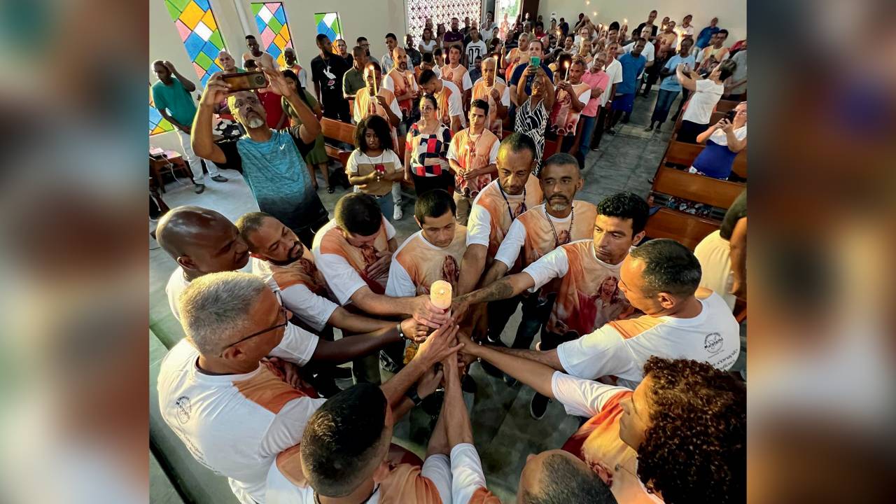 CELEBRAÇÃO - Ato religioso na Maranathá, no Rio de Janeiro: a filosofia nesses grupos é o isolamento total