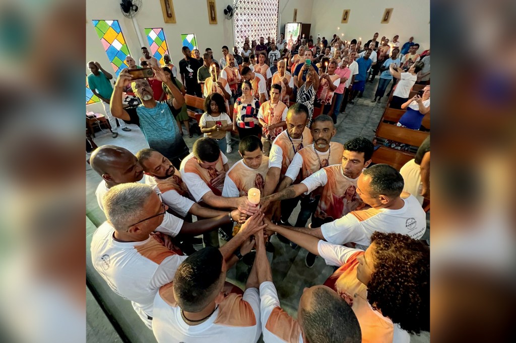CELEBRAÇÃO - Ato religioso na Maranathá, no Rio de Janeiro: a filosofia nesses grupos é o isolamento total