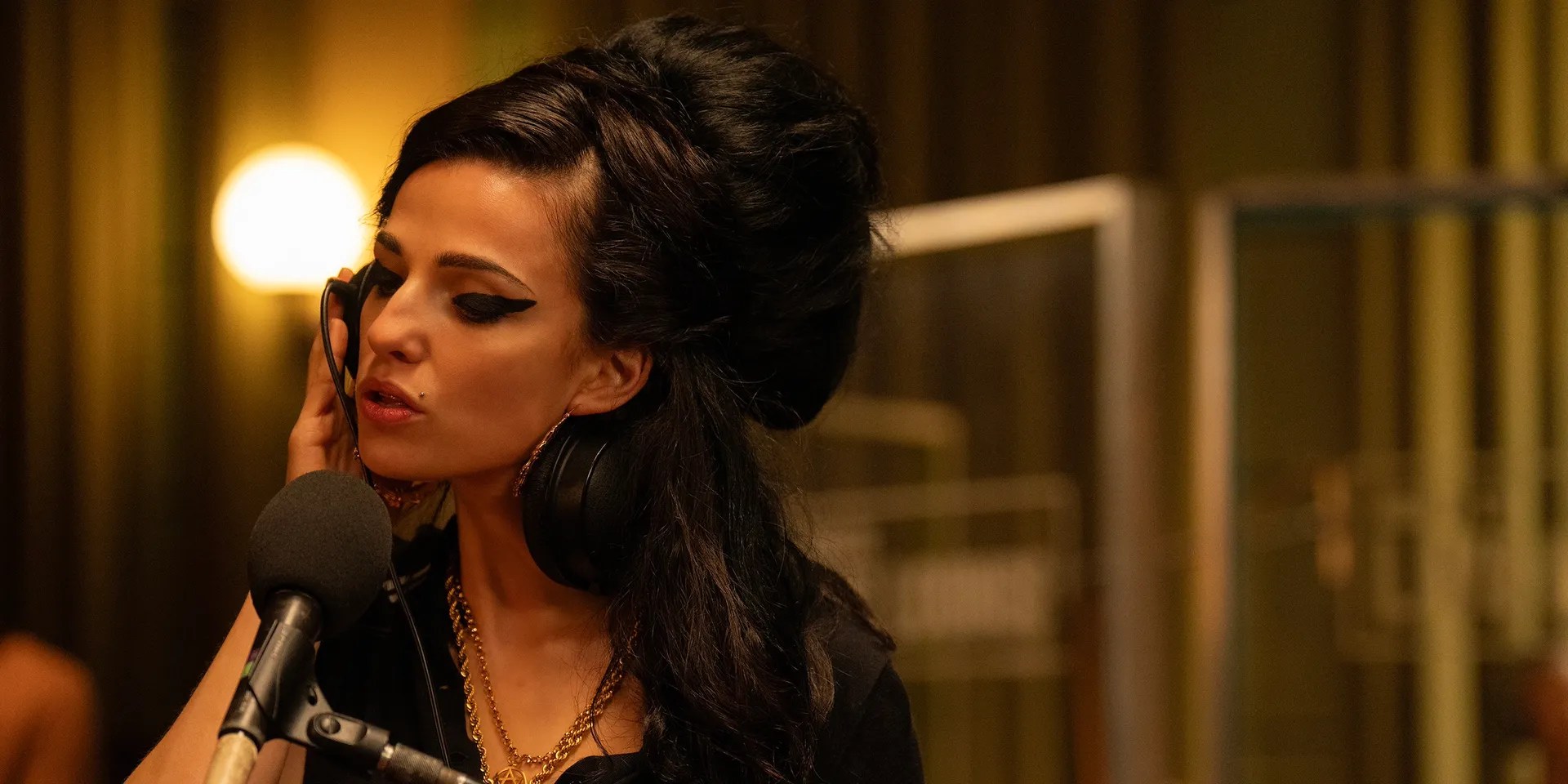 Shows, drogas e polêmicas: o 1º trailer da cinebiografia de Amy Winehouse