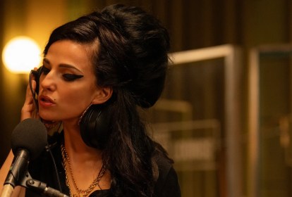 Cena da cinebiografia Back To Black, de Amy Winehouse