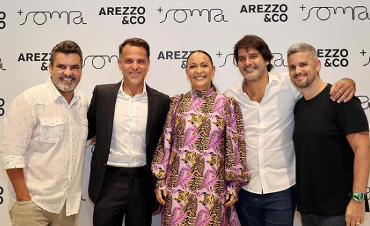 Arezzo&Co e Grupo Soma oficializaram a fusão e se tornaram a nova gigante de moda do país (da esq. para dir: Marcello Bastos, co-fundador da FARM; Alexandre Birman, CEO da Arezzo&Co; Katia Barros, cofundadora e diretora criativa da Farm; Roberto Jatahy, CEO do grupo Soma; Rony Meisler, co-fundador da Reserva e CEO da AR&Co)
