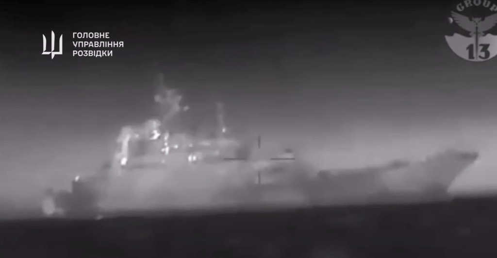 Vídeo divulgado nas redes sociais do Ministério de Defesa da Ucrânia mostra nuvem de fumaça subindo de um navio que estaria no Mar Negro, e houve relatos na mídia russa local de uma operação de busca e resgate usando helicópteros em andamento sobre a água. 14/02/2024 -