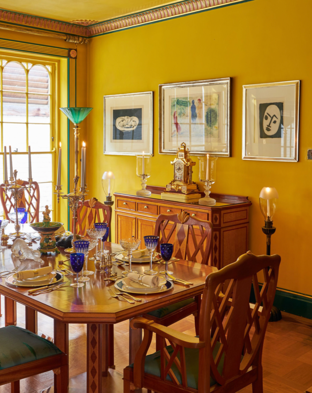 Sala de jantar de Mercury, pintada em sua cor favorita.
