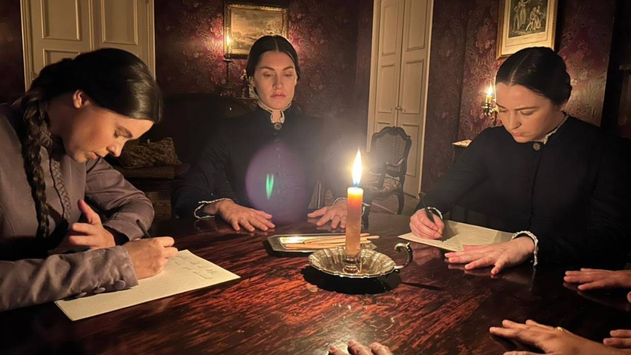 Marie Mchugh, Jamie Hughes e Sionne Elise interpretam 'As Irmãs Fox'