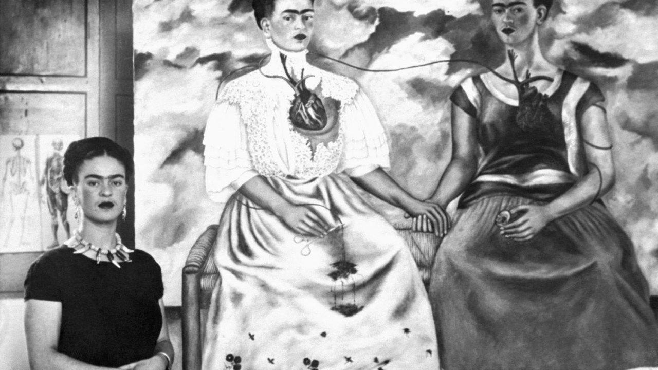 MEMÓRIA - Frida com um de seus autorretratos: diário da artista ganha reedição caprichada