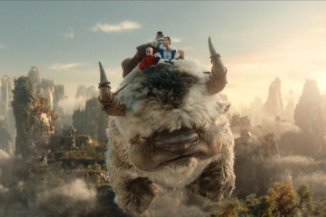 Aang e amigos usam o bisão voador Appa para viajar entre nações