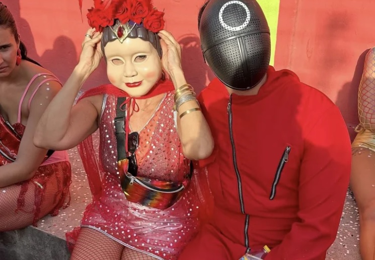 Reconhece? Casal famoso é desmascarado ao sair em blocos de rua