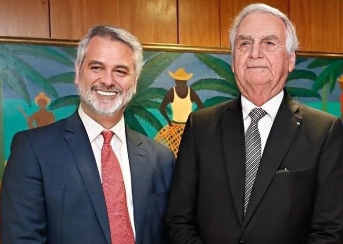 Nas suas redes sociais, Martins publicou uma montagem na qual aparece envelhecido ao lado de Bolsonaro