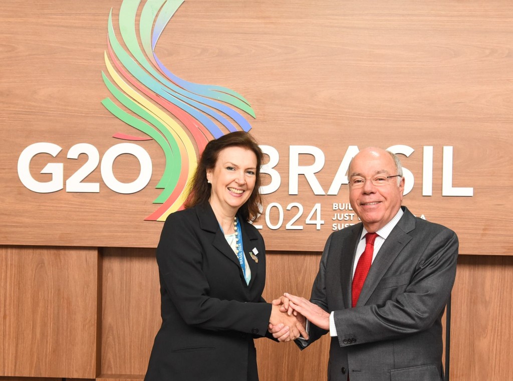 A chanceler argentina, Diana Mondino (esq.), e seu par brasileiro, Mauro Vieira. 21/02/2024 -
