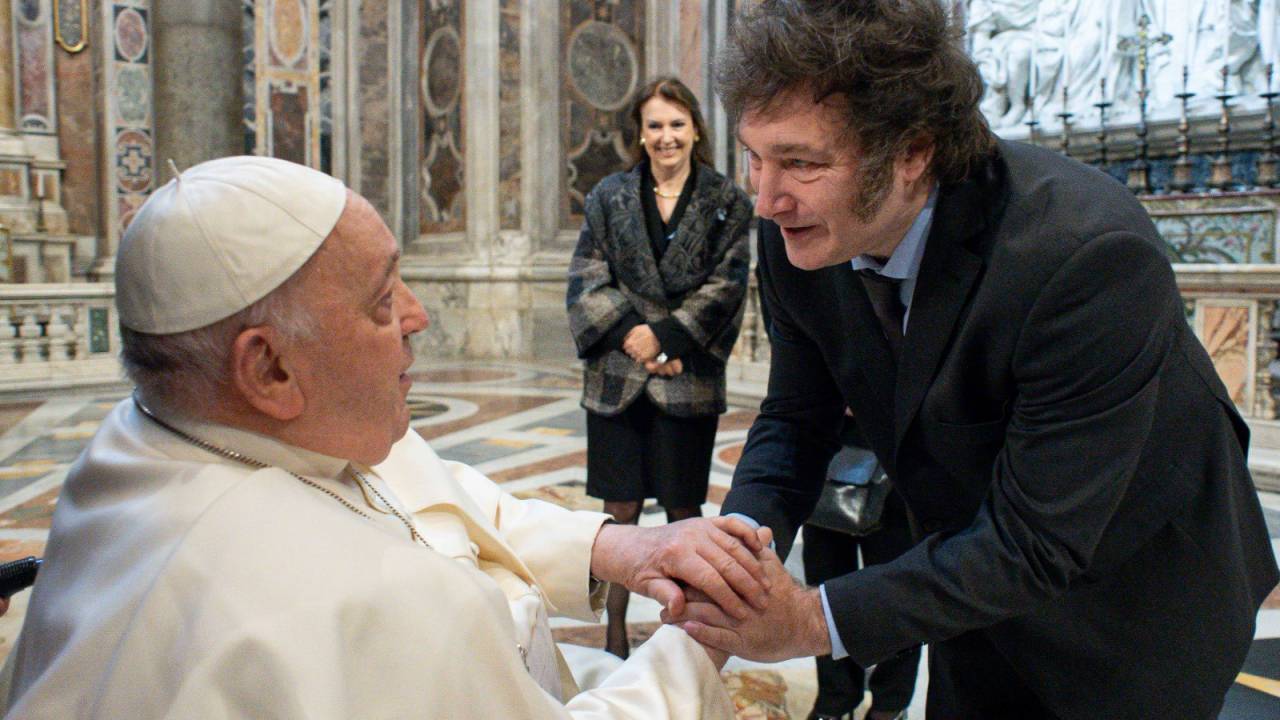 Papa Francisco recebe Milei no Vaticano e canoniza primeira santa argentina