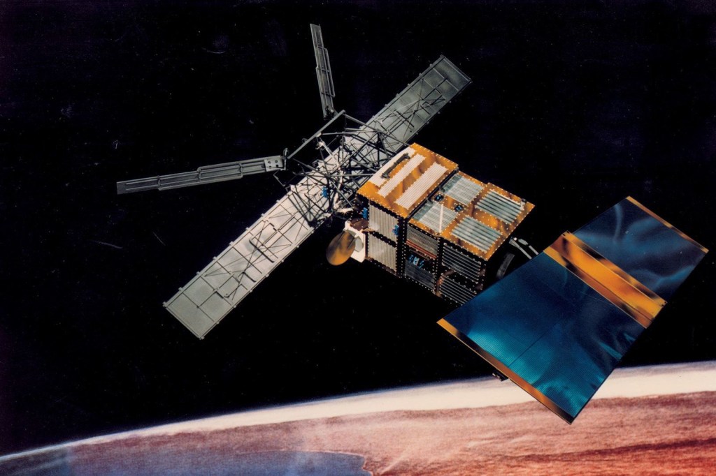 O satélite de observação da Terra ERS-2, da Agência Espacial Europeia, tem massa estimada de 2.294 kg.