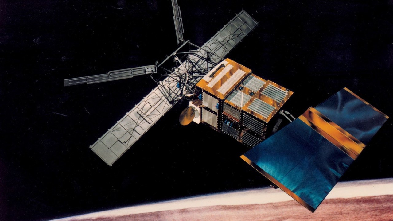 O satélite de observação da Terra ERS-2, da Agência Espacial Europeia, tem massa estimada de 2.294 kg.