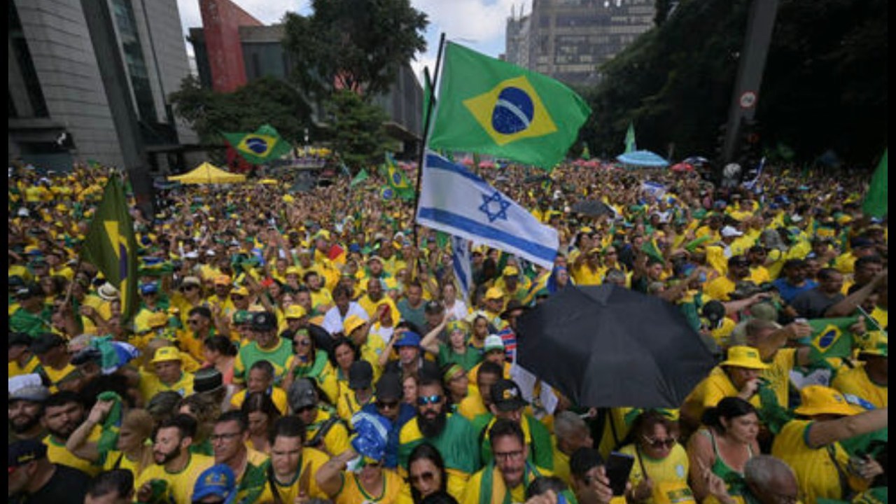 Manifestantes pró-Bolsonaro se reúnem na Avenida Paulista, em SP, e levam bandeira de Israel. 25/02/2024 -
