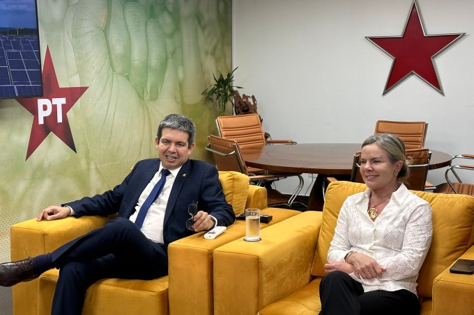 O senador Randolfe Rodrigues (sem partido) e a deputada federal Gleisi Hoffmann (PT-PR), presidente nacional do Partido dos Trabalhadores, nesta quarta-feira