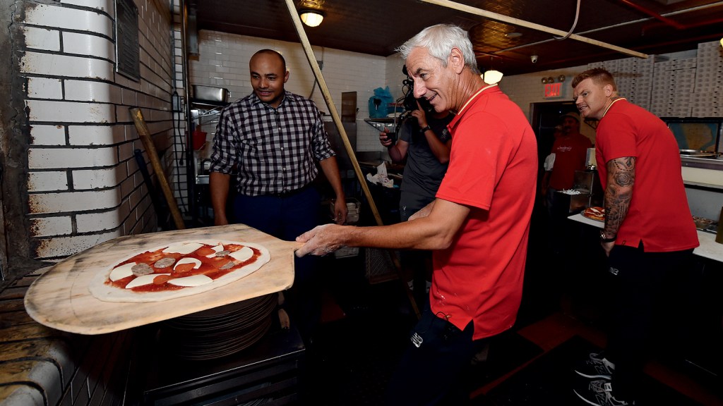 LÁ COMO CÁ - A Lombardi's, em Nova York: primeira pizzaria dos EUA tornou-se ponto turístico da cidade