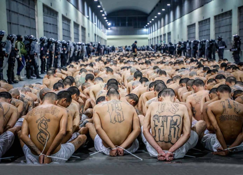 PROPAGANDA - Prisioneiros exibidos em fotos e vídeos: a detenção maciça e sumária virou padrão