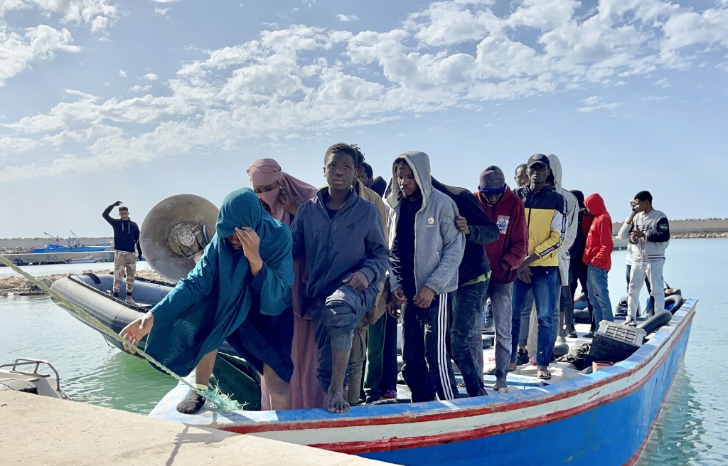 Imigrantes são resgatados depois de 11 pessoas terem morrido em naufrágio na costa de Garabulli, a 60 quilômetros da capital da Líbia, Trípoli. 25/04/2023