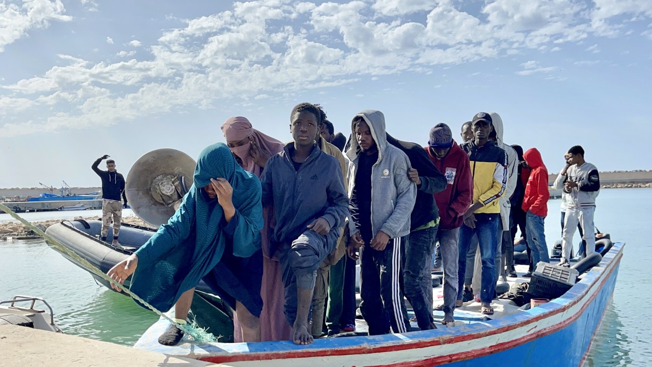 Imigrantes são resgatados depois de 11 pessoas terem morrido em naufrágio na costa de Garabulli, a 60 quilômetros da capital da Líbia, Trípoli. 25/04/2023