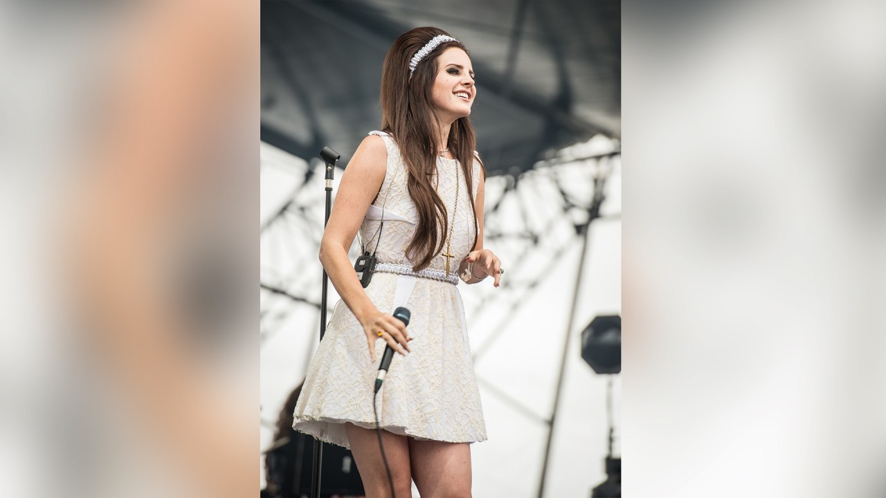 REDIVIVO - Minissaia e cabelo alto: Lana Del Rey incorpora os 'sixties'