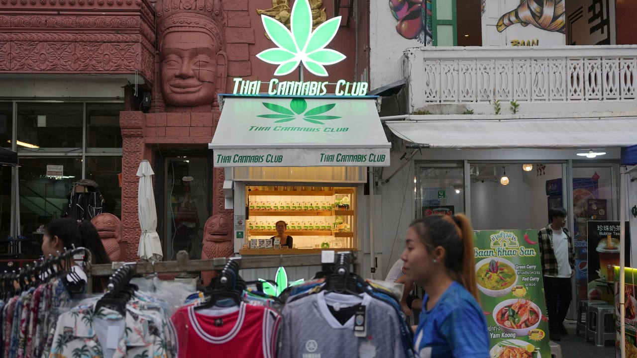 Uma loja de cannabis ao longo da Khao San Road em Bangkok, na Tailândia. 10/10/2023