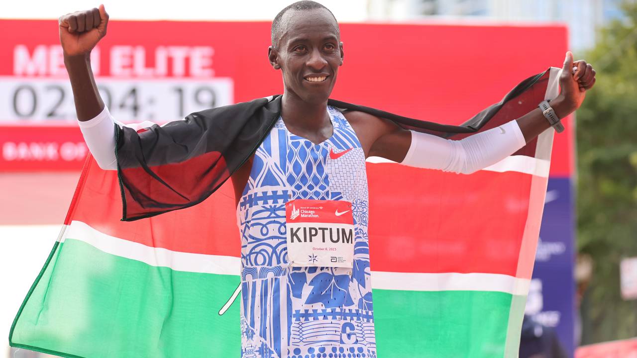Kelvin Kiptum após quebrar recorde mundial na Maratona de Chicago, nos Estados Unidos. 08/10/2023